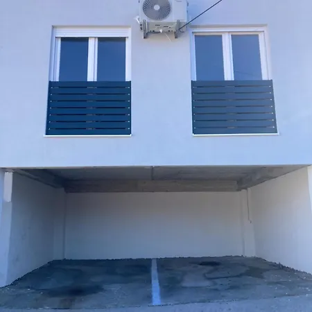 Golden Horizon Apartment *